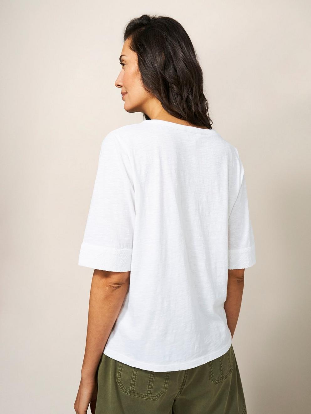 TIE HEM TOP in BRIL WHITE - MODEL BACK