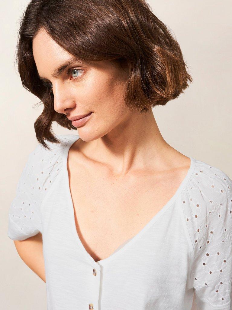 BRODERIE MIX TWO WAY TOP in BRIL WHITE - MODEL DETAIL