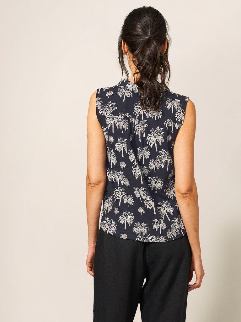FLOWING GRASSES JERSEY SHIRT in BLK PR - MODEL BACK