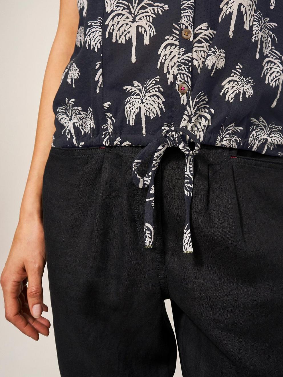 FLOWING GRASSES JERSEY SHIRT in BLK PR - MODEL DETAIL