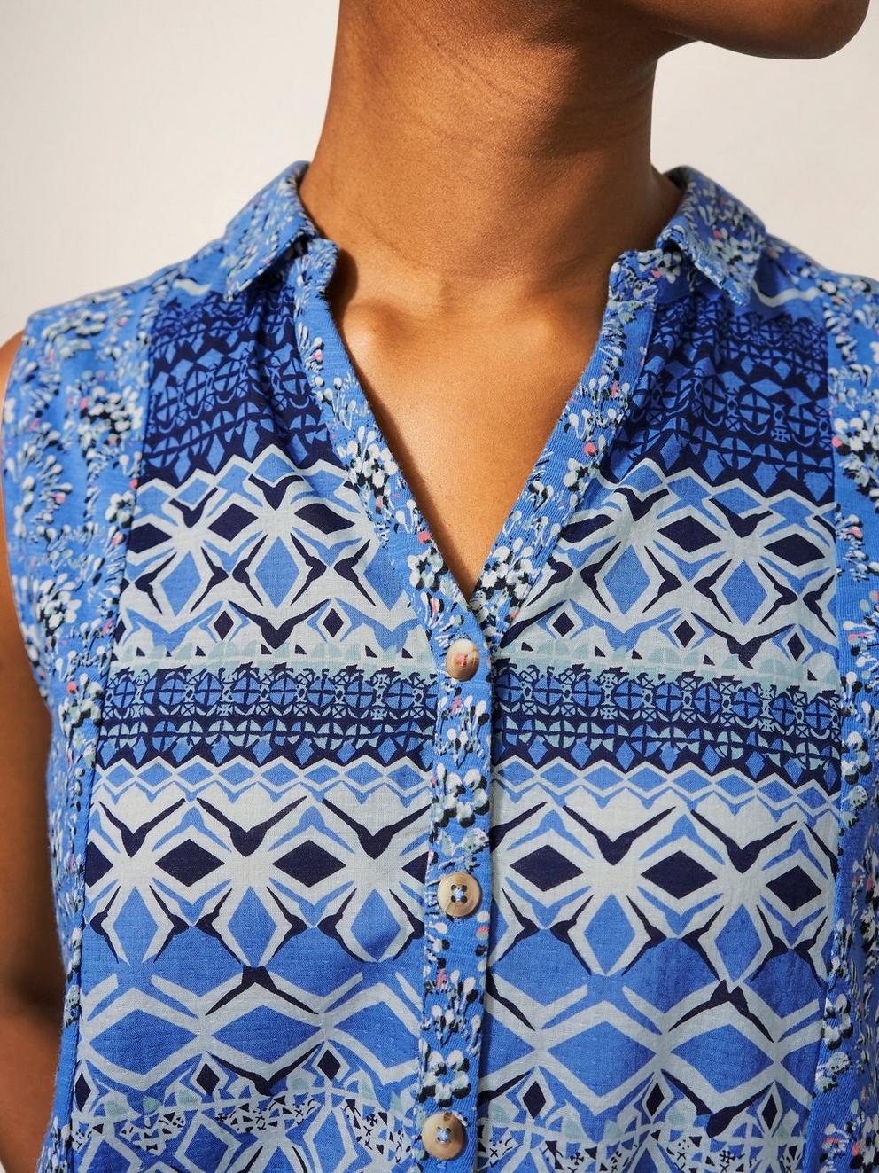 FLOWING GRASSES JERSEY SHIRT in BLUE PR - MODEL DETAIL