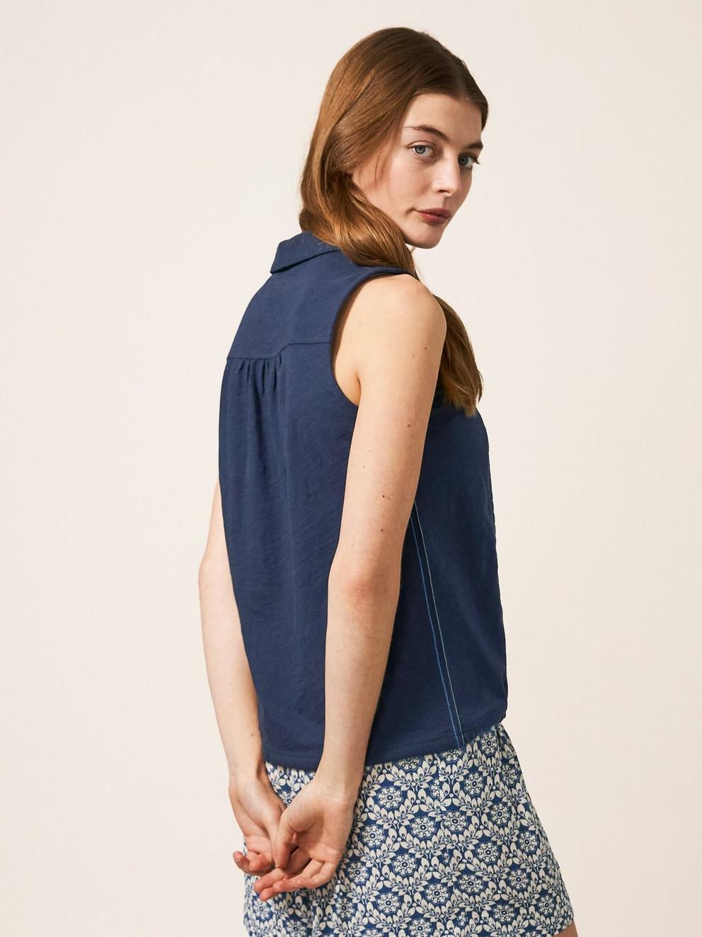 FLOWING GRASSES JERSEY SHIRT in FR NAVY - MODEL BACK