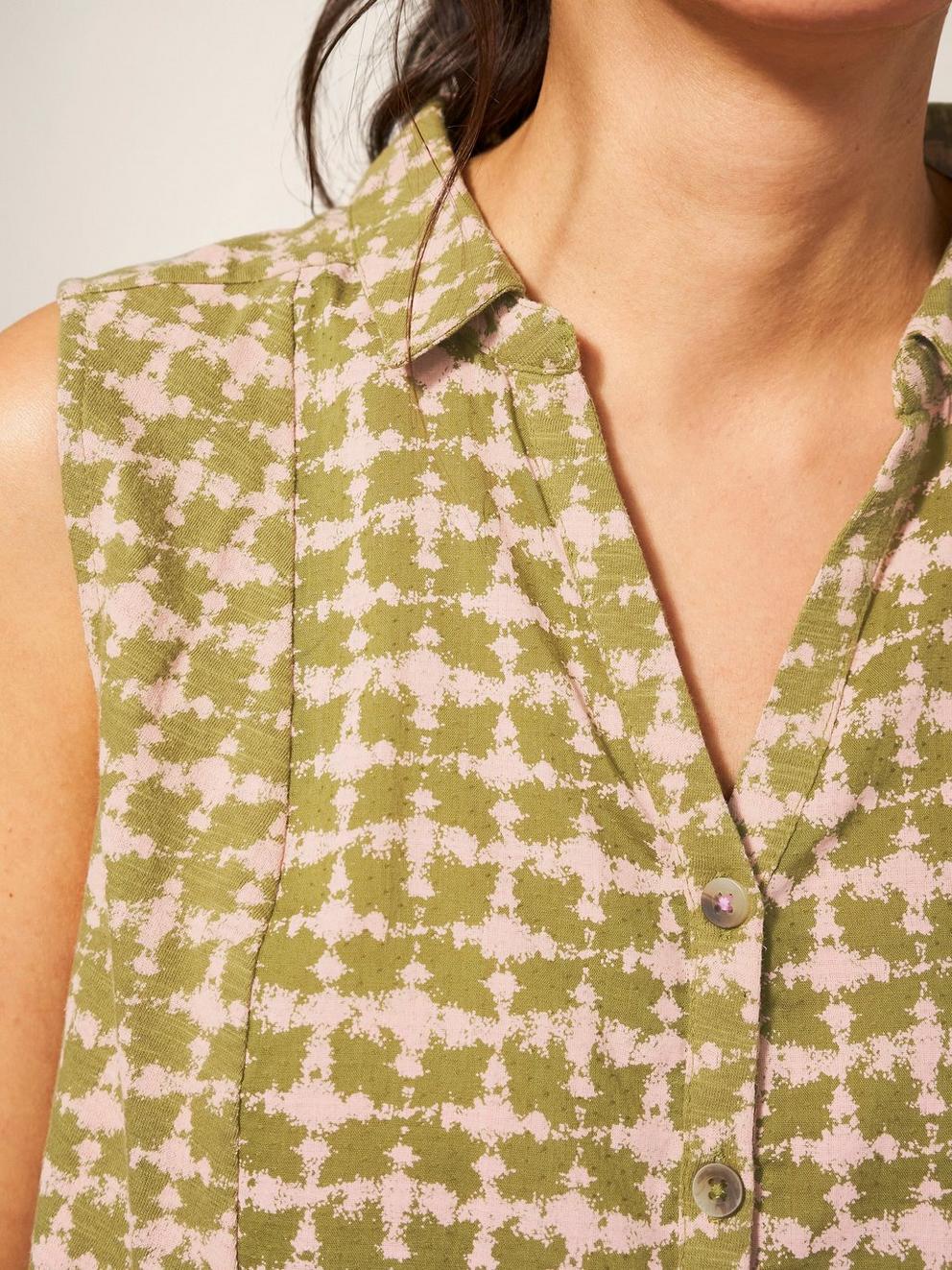 FLOWING GRASSES JERSEY SHIRT in GREEN PR - MODEL DETAIL