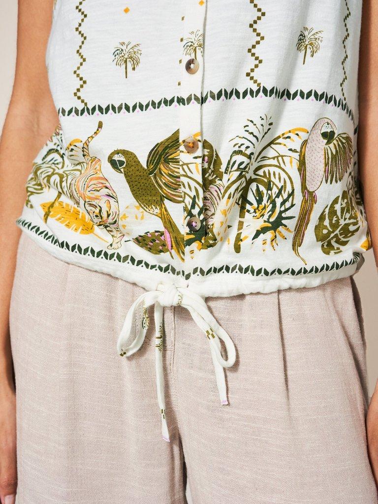 FLOWING GRASSES JERSEY SHIRT in NAT PR - MODEL DETAIL