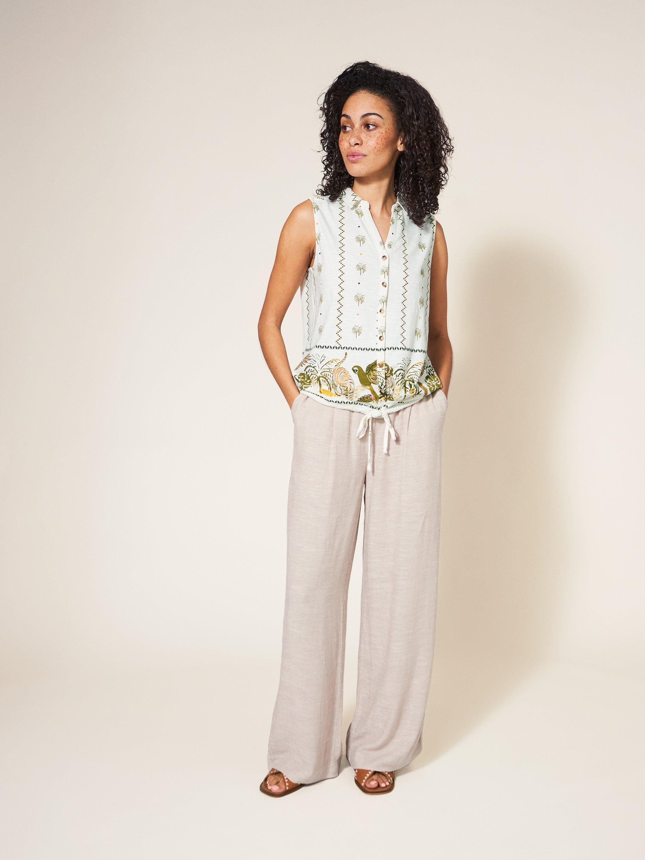 FLOWING GRASSES JERSEY SHIRT in NAT PR - MODEL FRONT