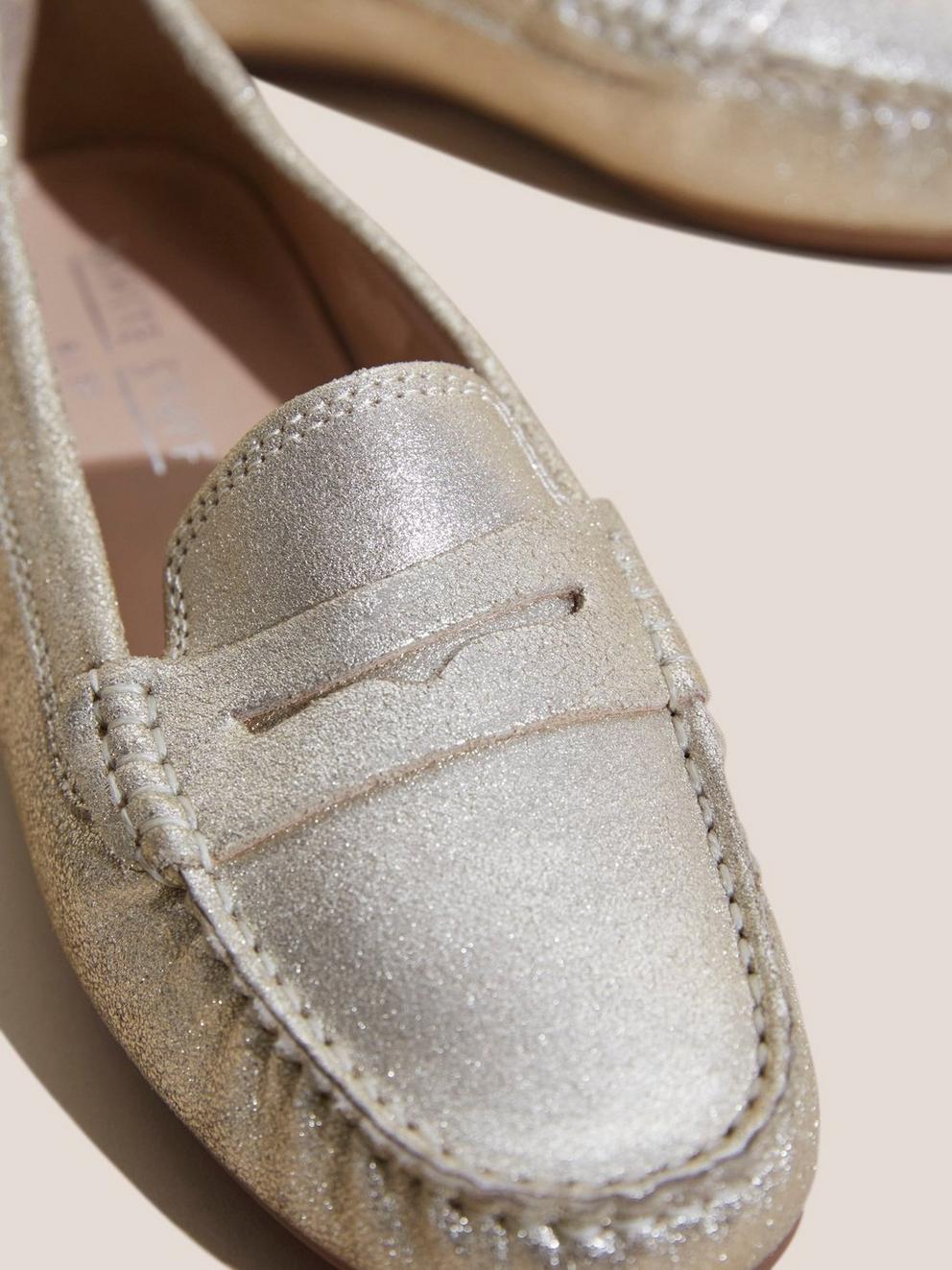 Leather Driving Moccasin in GLD TN MET - FLAT DETAIL