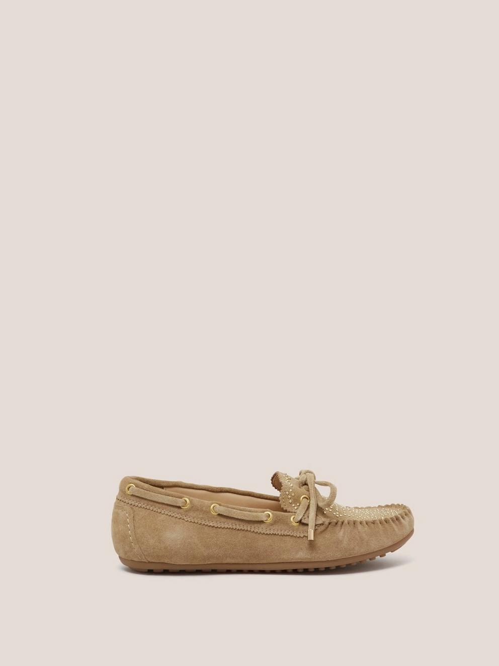 Pinstud Suede Moccasin in LGT NAT - MODEL FRONT