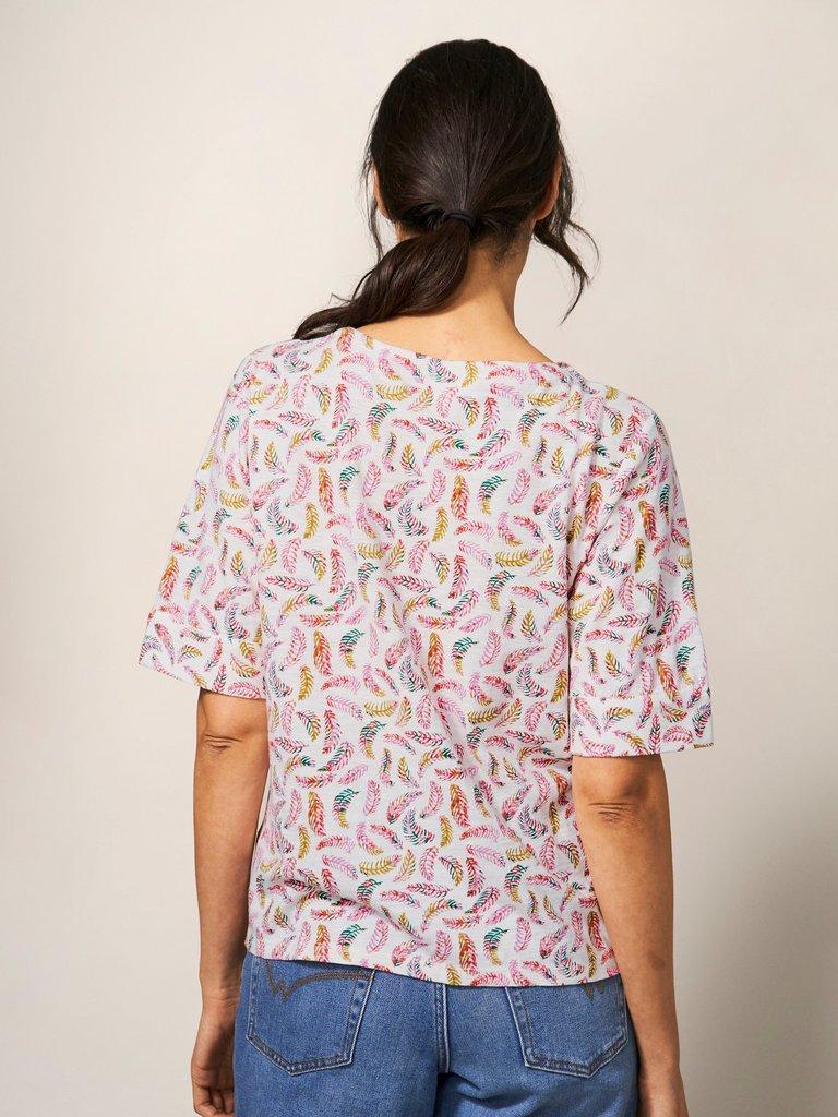 Tie Hem Print Top in NAT PR - MODEL BACK