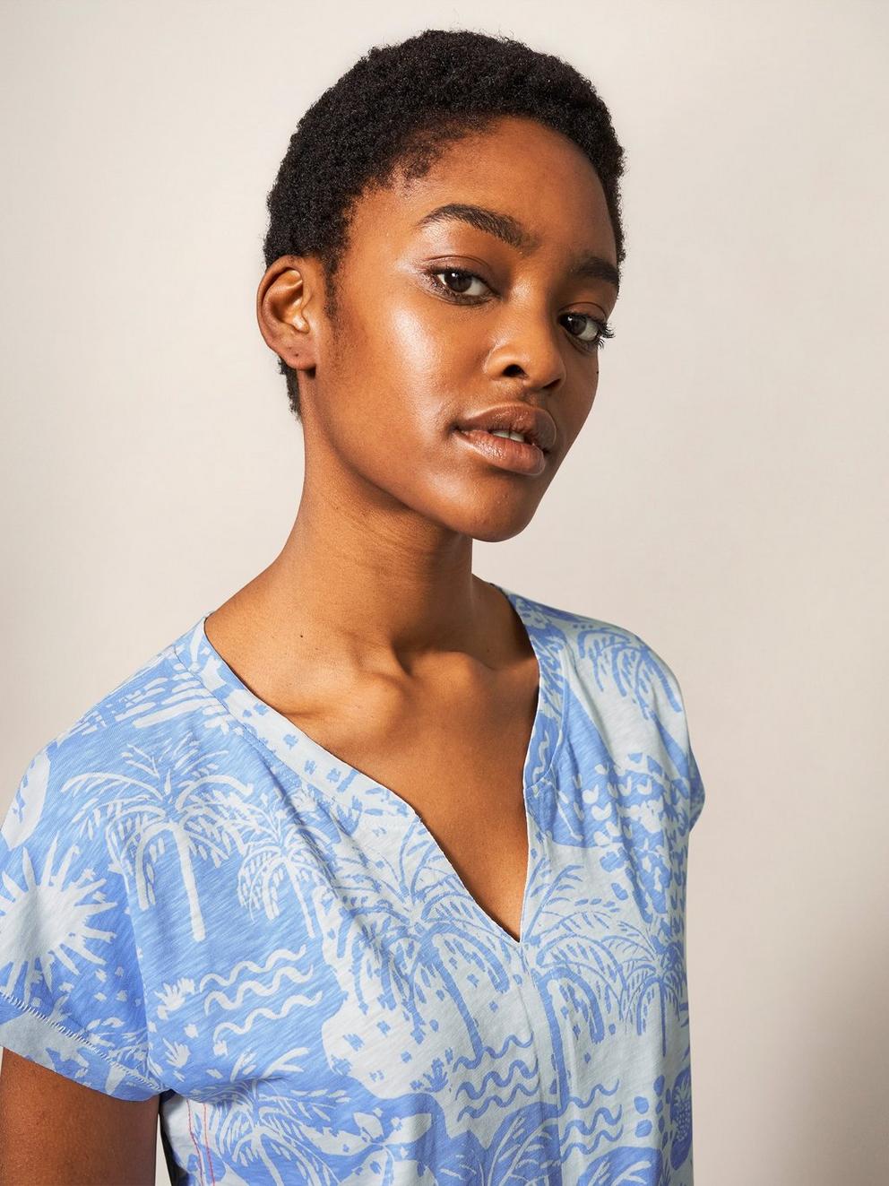 NELLY PRINT TEE in BLUE PR - MODEL DETAIL