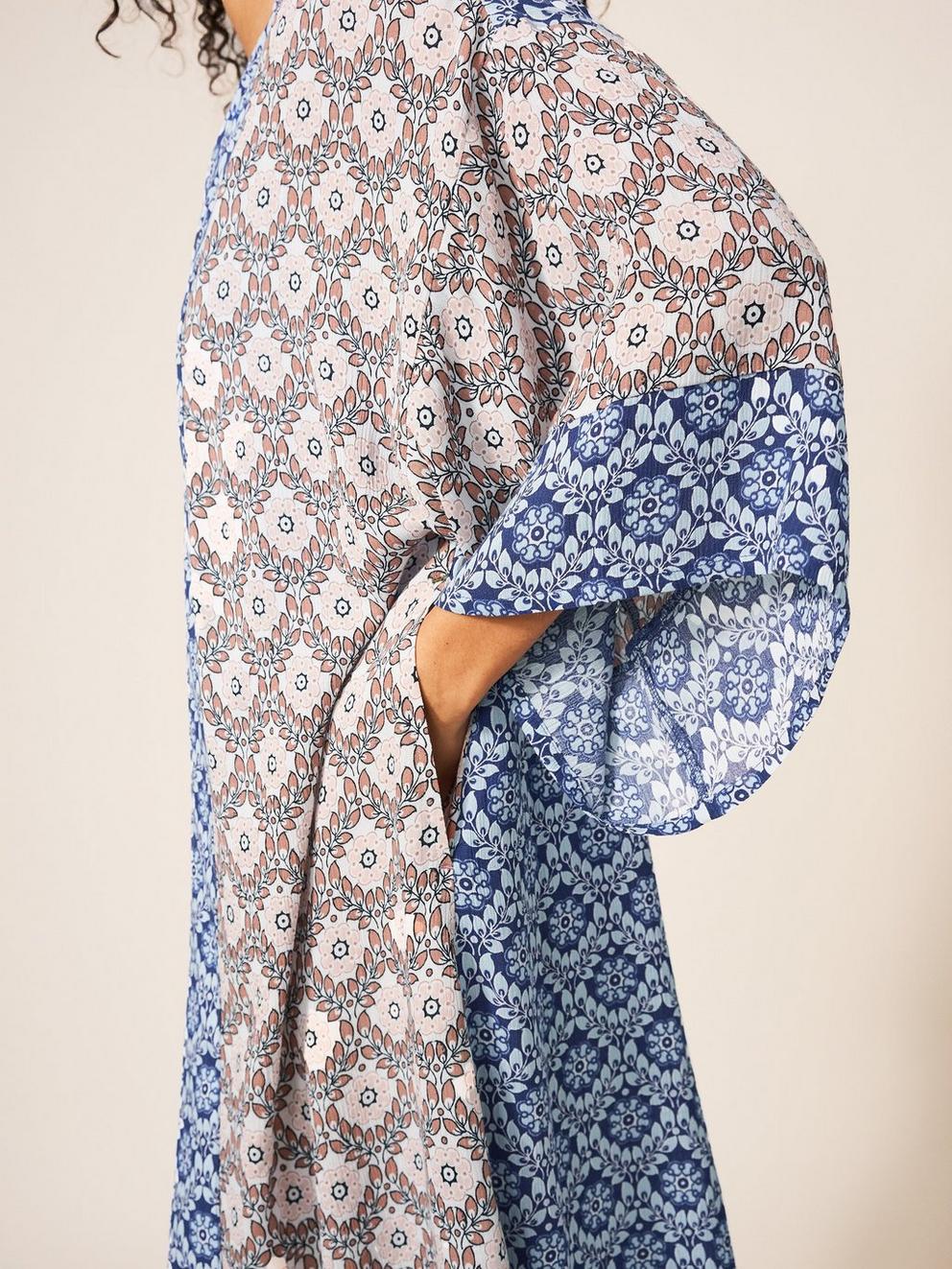 Coastal Printed Kimono in BLUE MLT - MODEL DETAIL