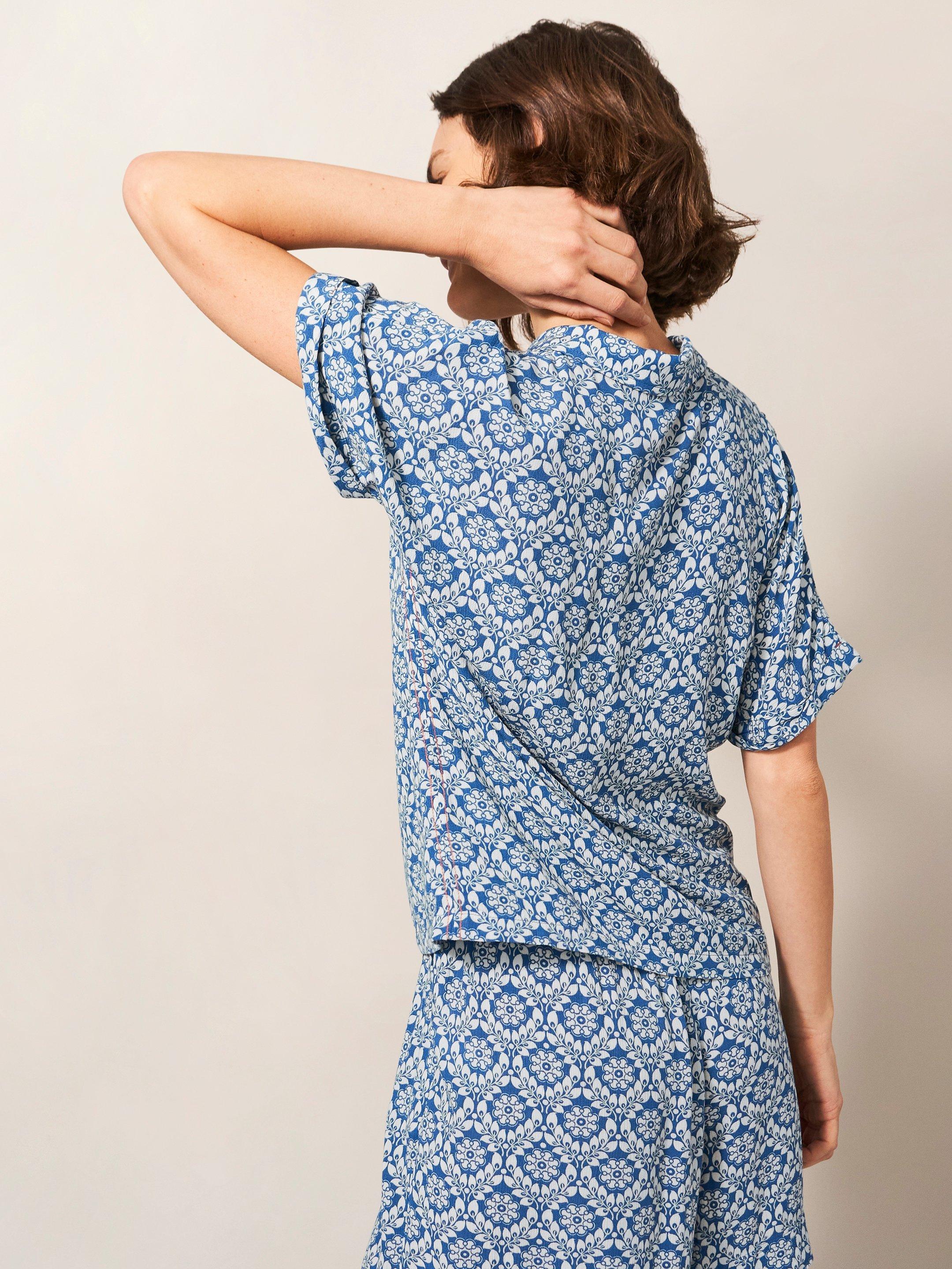 Albie Crinkle Resort Shirt in BLUE MLT - MODEL BACK