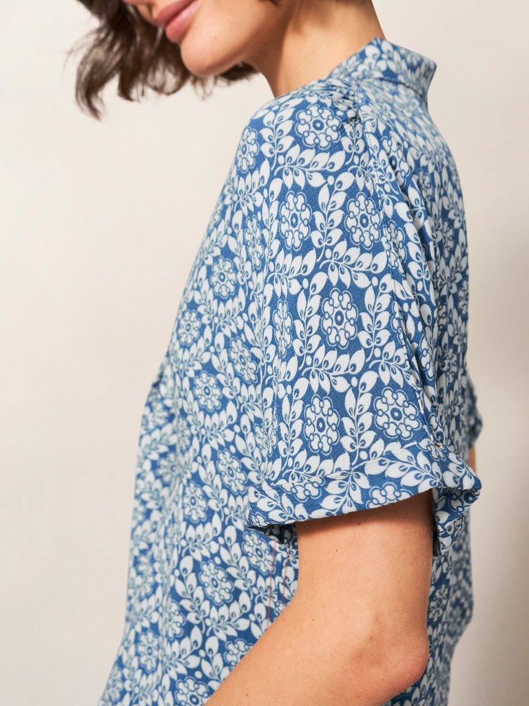Albie Crinkle Resort Shirt in BLUE MLT - MODEL DETAIL