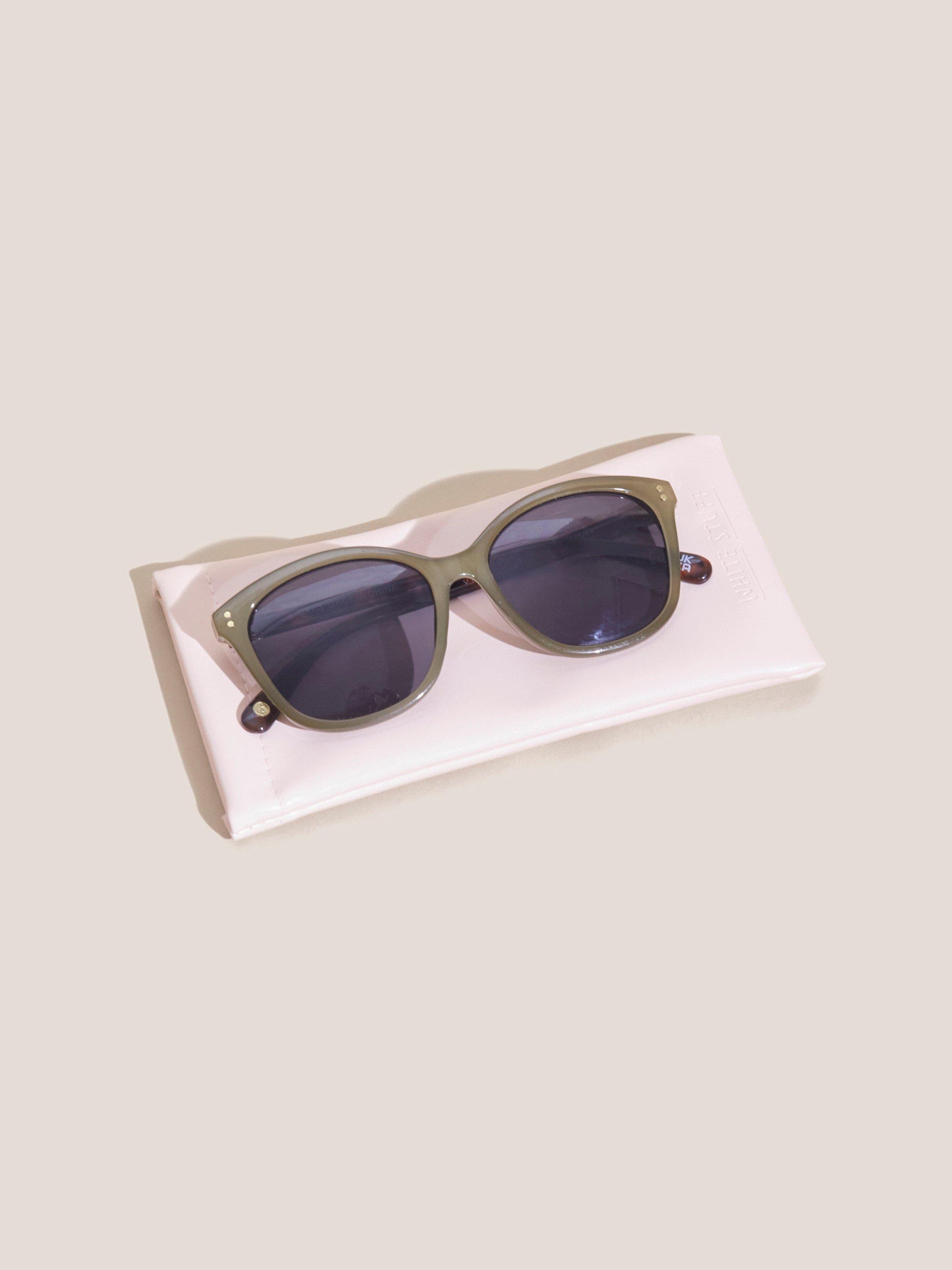 Soft Cateye Sunglasses in DUS GREEN - FLAT FRONT