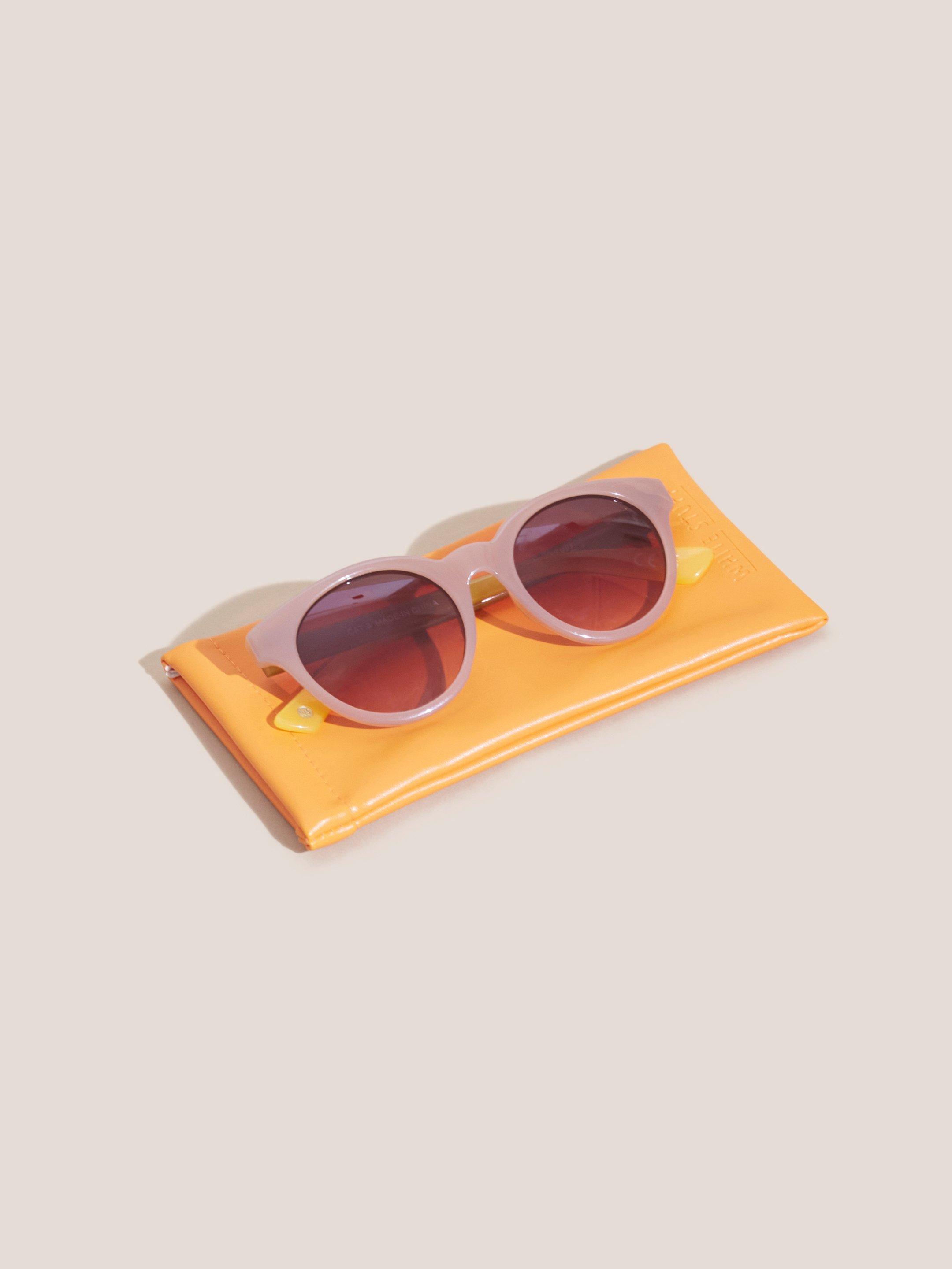 Round Preppy Sunglasses in DUS PINK - FLAT FRONT