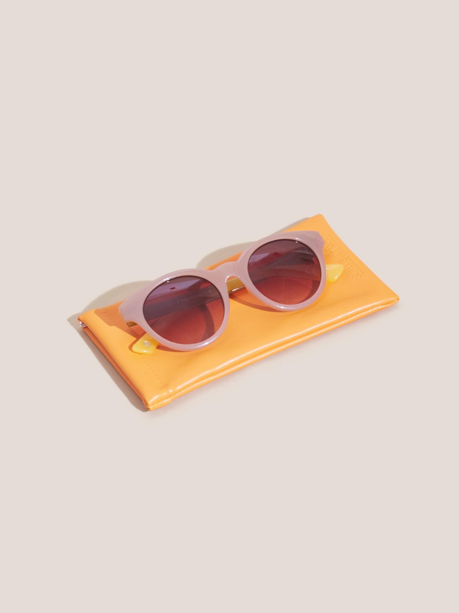Round Preppy Sunglasses in DUS PINK - FLAT FRONT