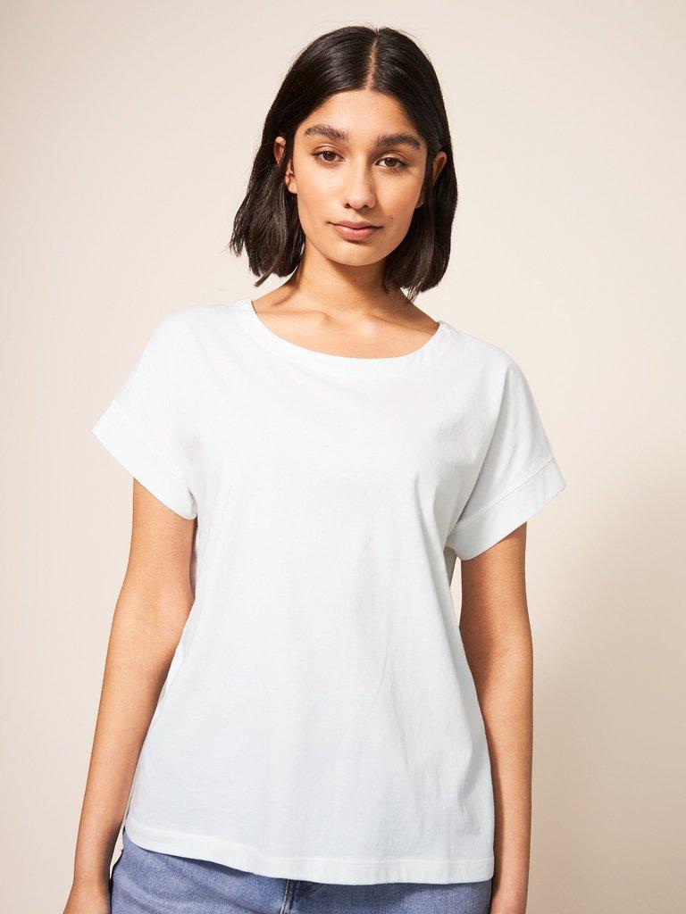 Urban Tee in BRIL WHITE - LIFESTYLE