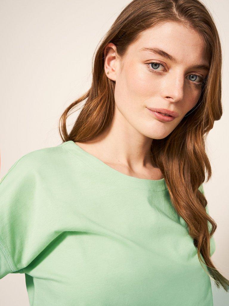 Urban Tee in MID GREEN - MODEL DETAIL