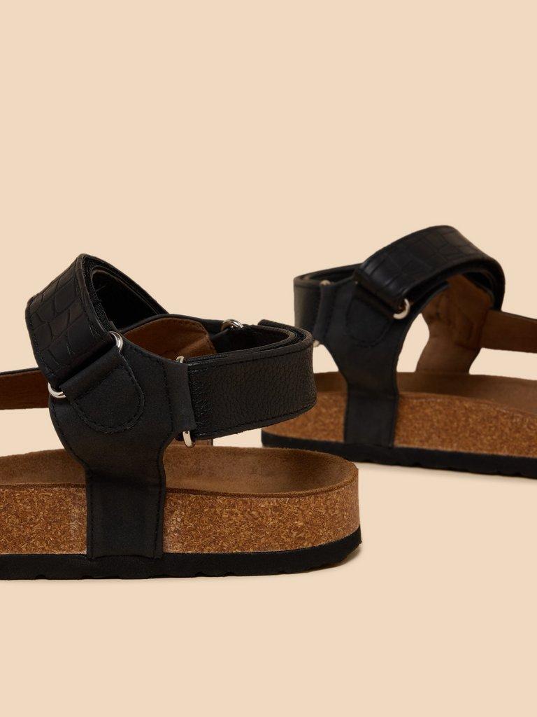 Trek Footbed Sandal in PURE BLK - FLAT DETAIL