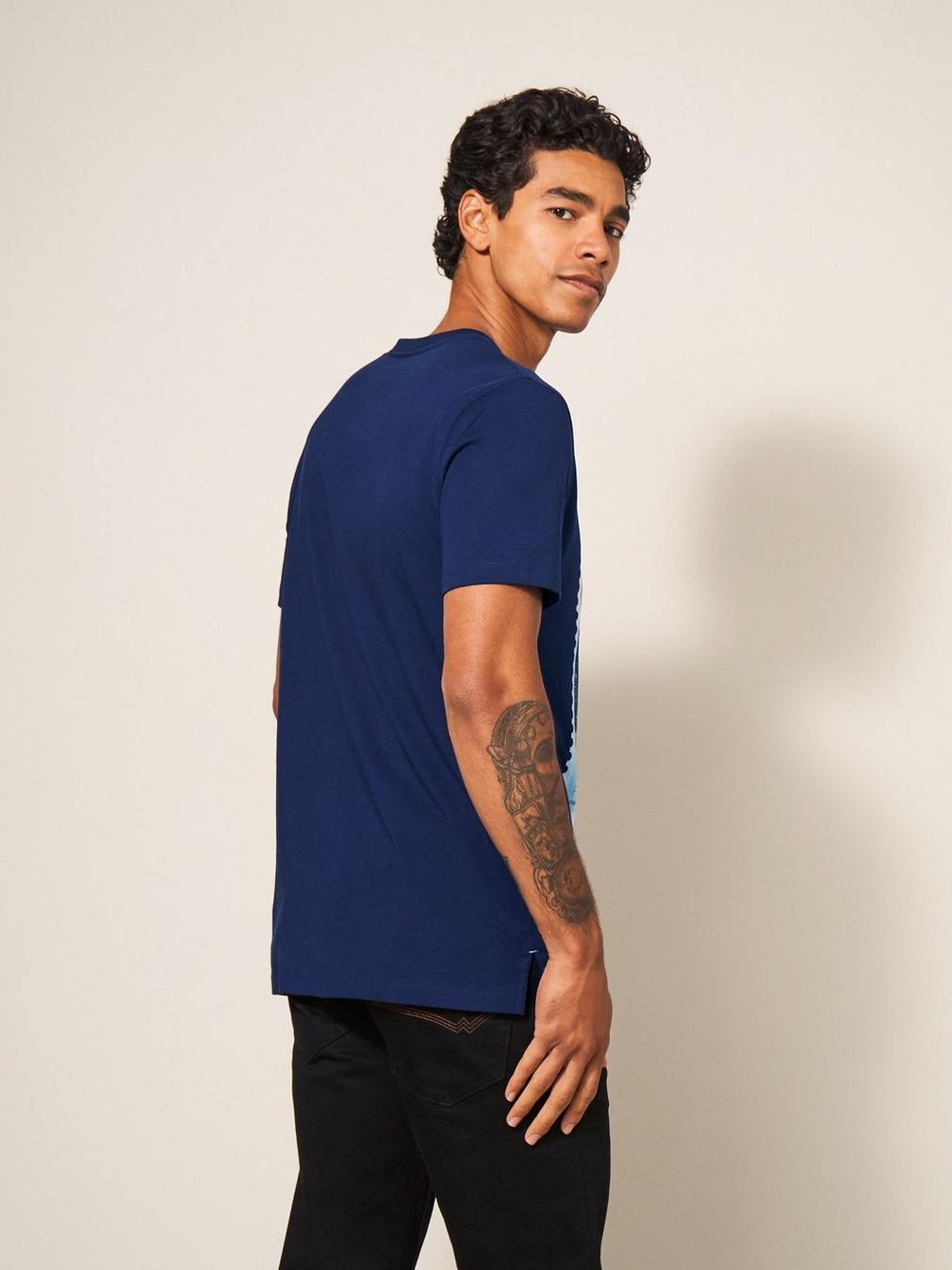 Foroyar Graphic Tshirt in FR NAVY - MODEL BACK