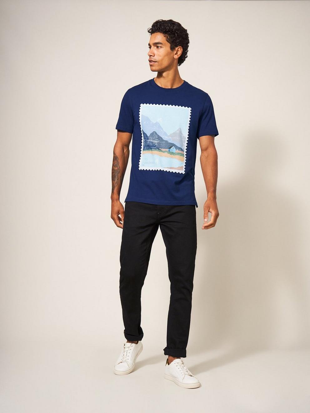 Foroyar Graphic Tshirt in FR NAVY - MODEL FRONT