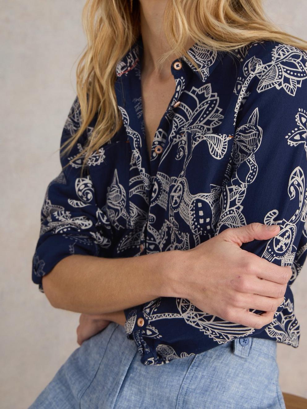 Sophie Organic Cotton Shirt in NAVY PR - MODEL DETAIL