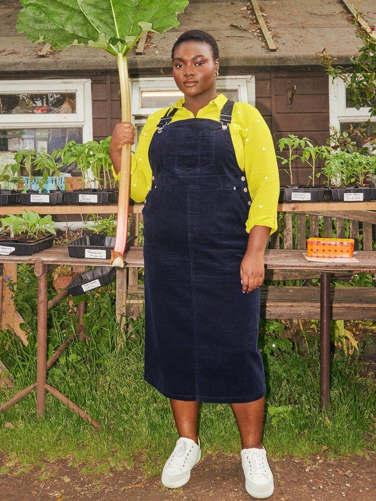 Linen underdress with square hem and wool apron