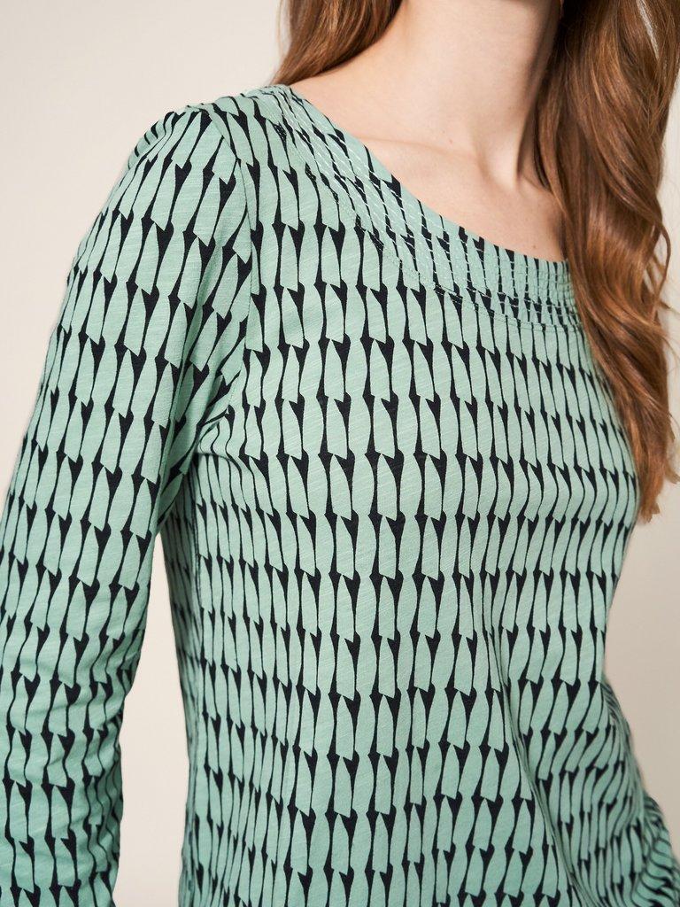 LONG SLEEVE WEAVER TEE in GREEN MLT - MODEL DETAIL