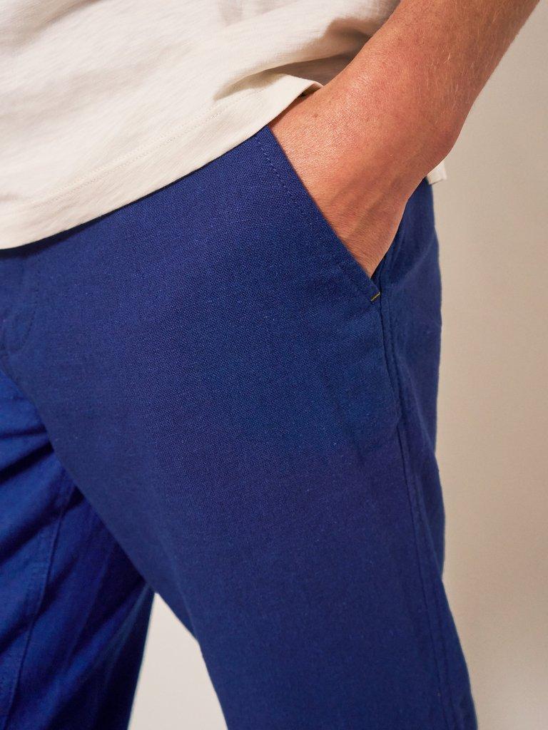 Blend Trouser Linen in DARK NAVY - MODEL DETAIL
