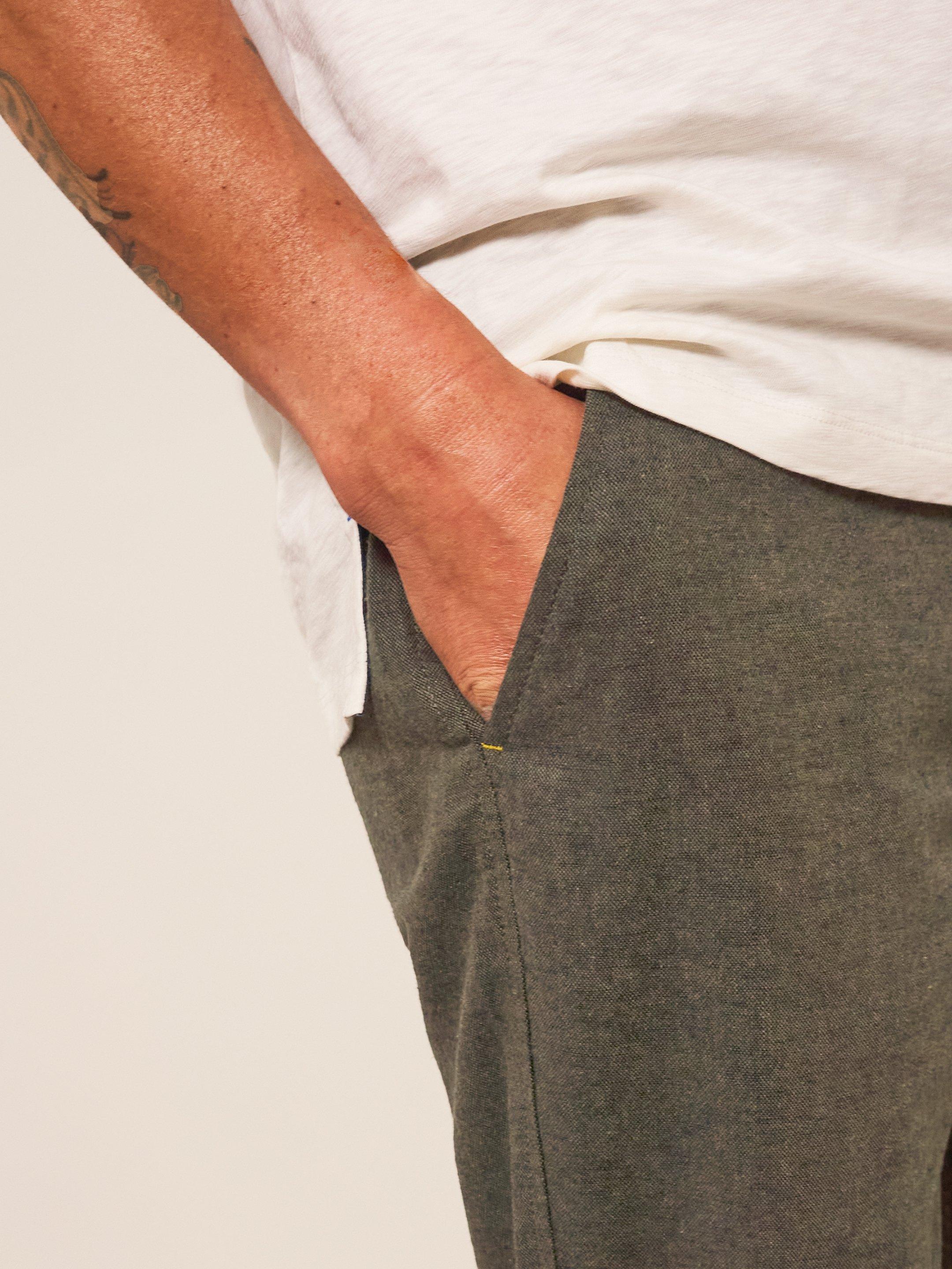 Blend Trouser Linen in KHAKI GRN - MODEL DETAIL