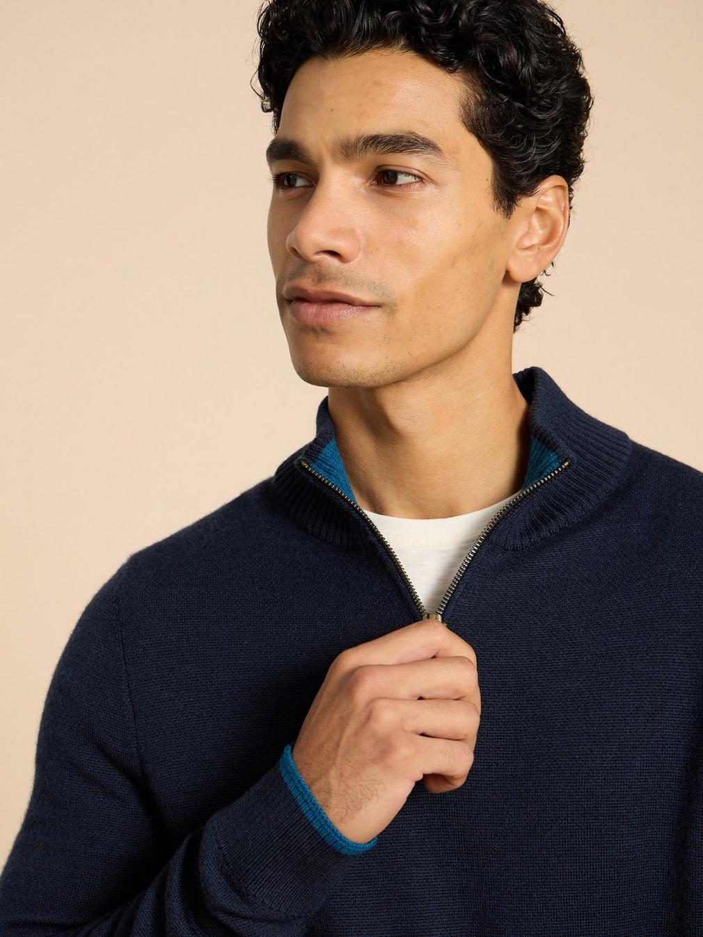 Newport Merino Jumper in DARK NAVY - MODEL DETAIL