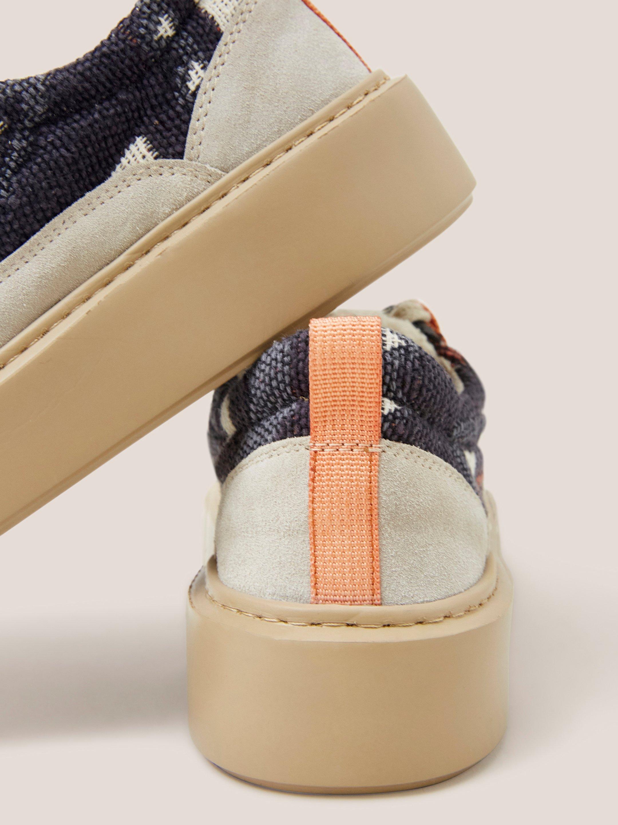 XL Extralight Suede Trainer in NAVY MULTI - FLAT DETAIL