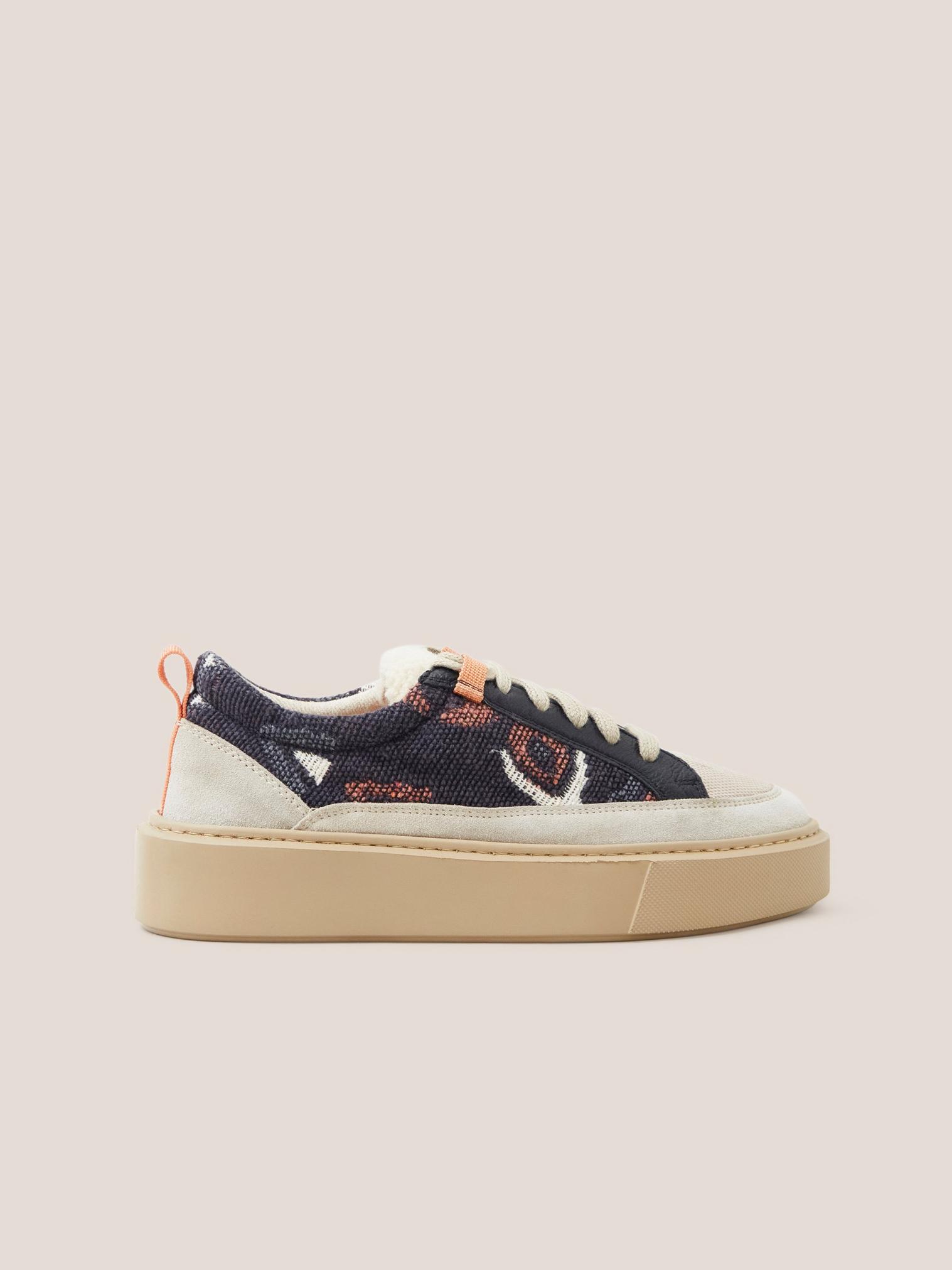 XL Extralight Suede Trainer in NAVY MULTI - MODEL FRONT