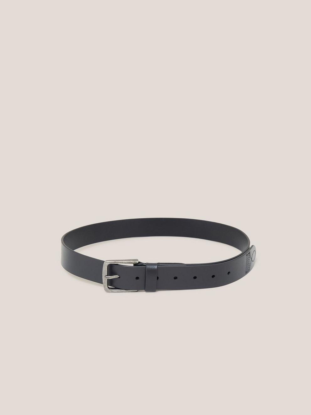 Smart Leather Belt in PURE BLK - MODEL FRONT
