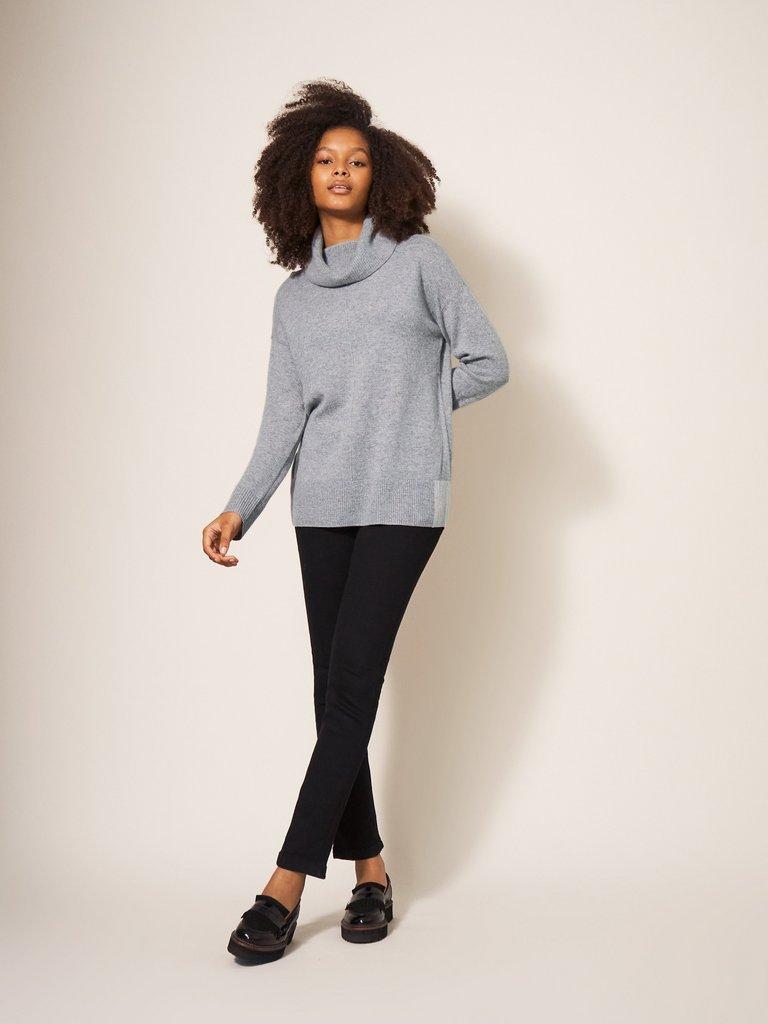 CALLIE H NECK CASHMERE JUMPER in MID GREY - MODEL DETAIL