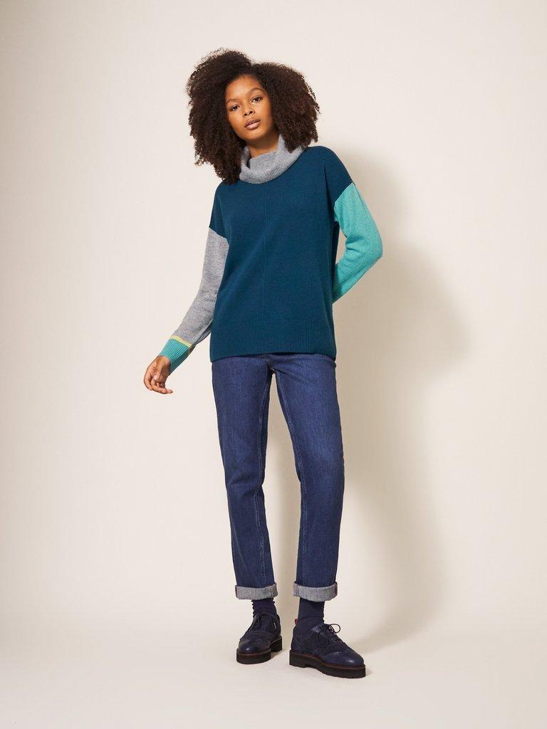 CALLIE H NECK CASHMERE JUMPER in NAVY MULTI - MODEL DETAIL