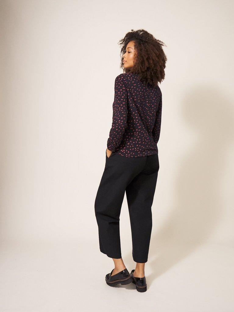 ANA SMOCK CREW NECK TOP in BLK PR - MODEL BACK