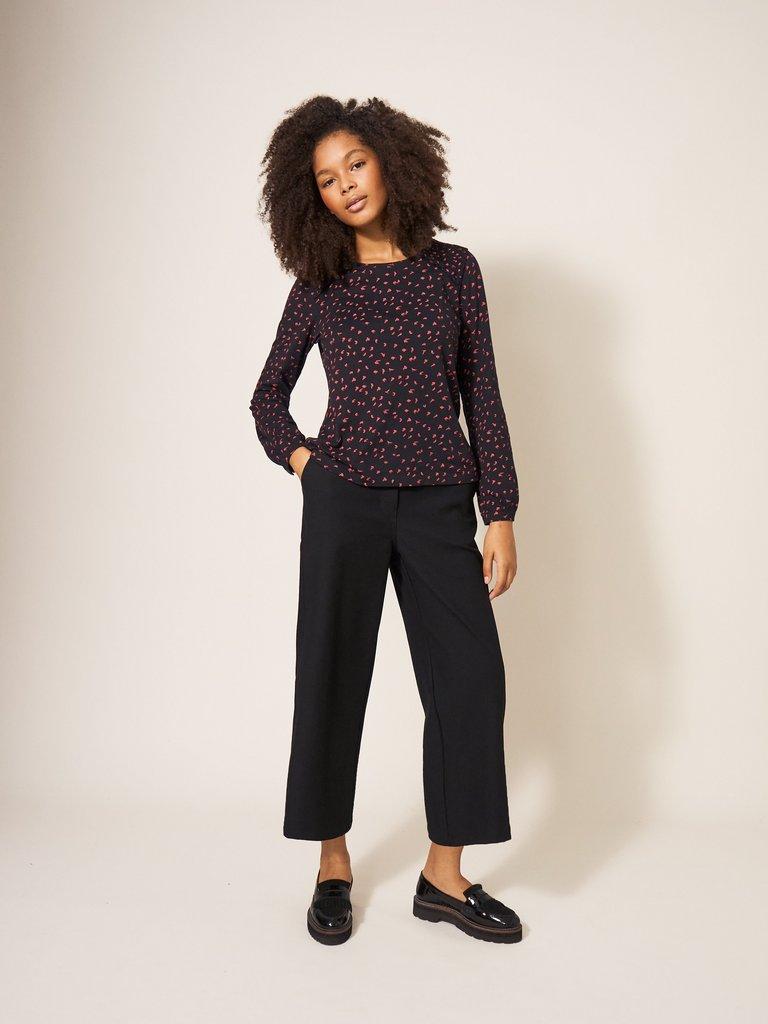 ANA SMOCK CREW NECK TOP in BLK PR - MODEL DETAIL