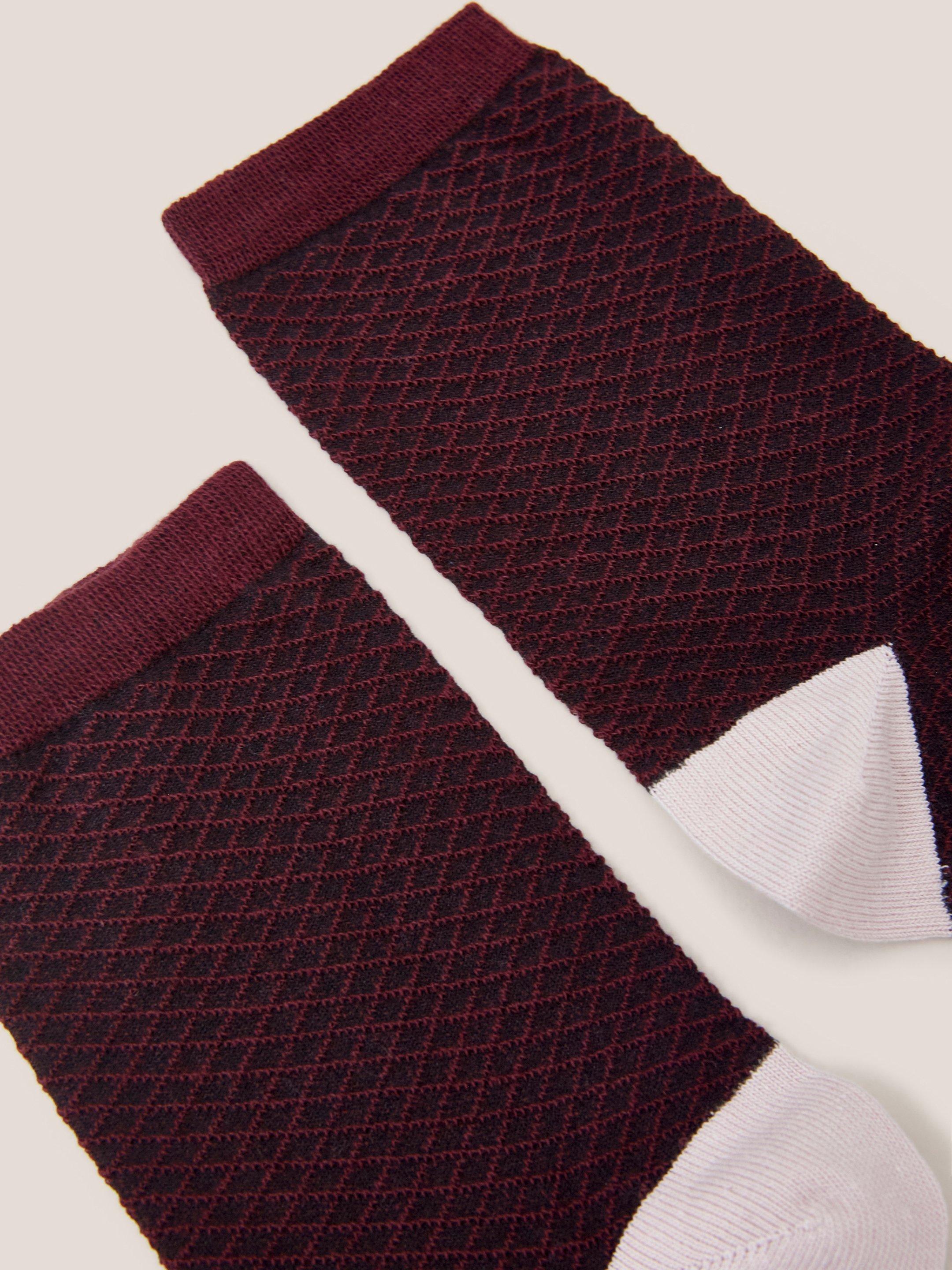 Textured Diamond Ankle Socks in PLUM MLT - FLAT DETAIL