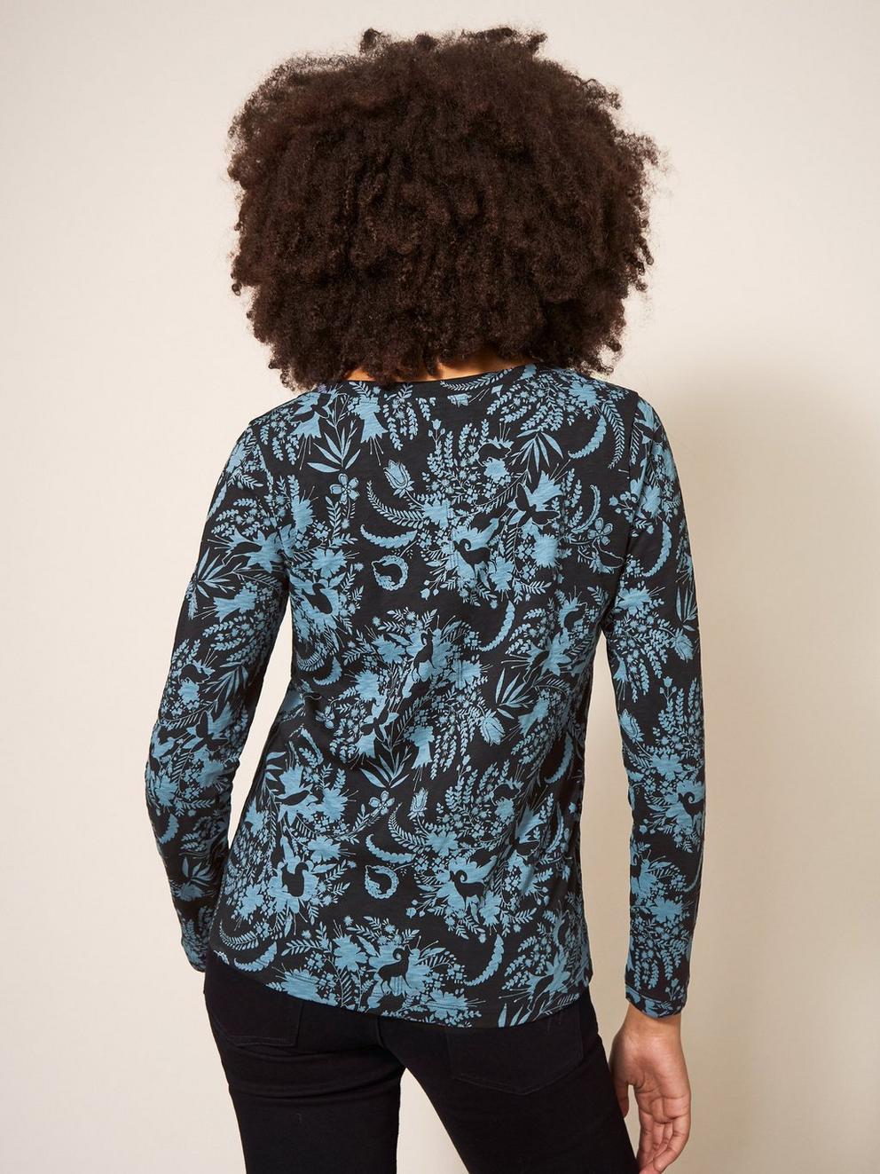 NELLY LS PRINT TEE in BLUE PR - MODEL BACK