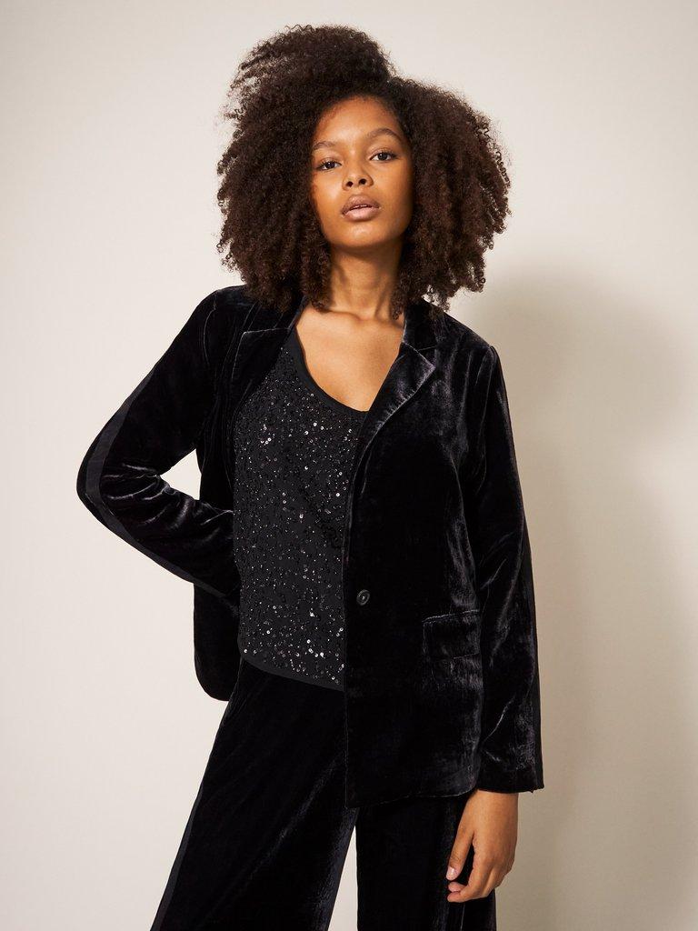 Jenny Velvet Blazer in PURE BLK - MODEL DETAIL