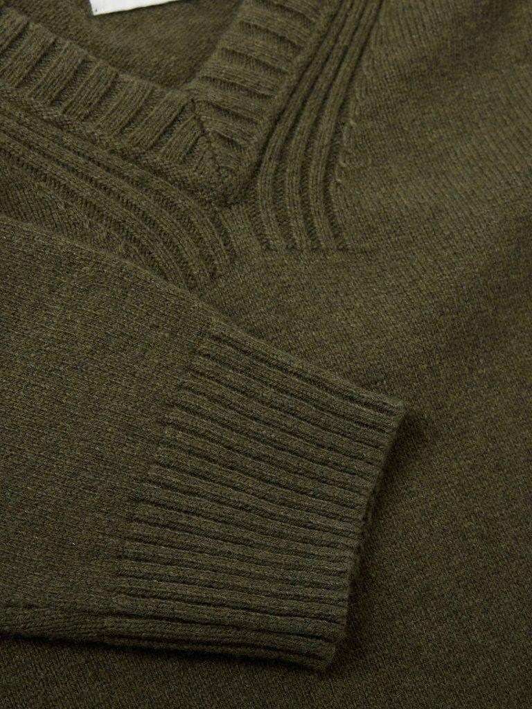 Lambswool V Neck in DK GREEN - FLAT DETAIL