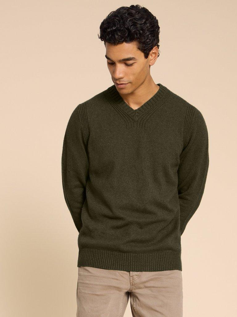 Lambswool V Neck in DK GREEN - MODEL DETAIL