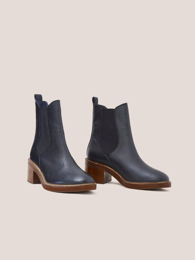 Connie Leather Chelsea Boot in PURE BLK - FLAT FRONT