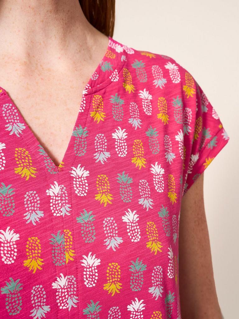 NELLY NOTCH NECK in PINK MLT - MODEL DETAIL