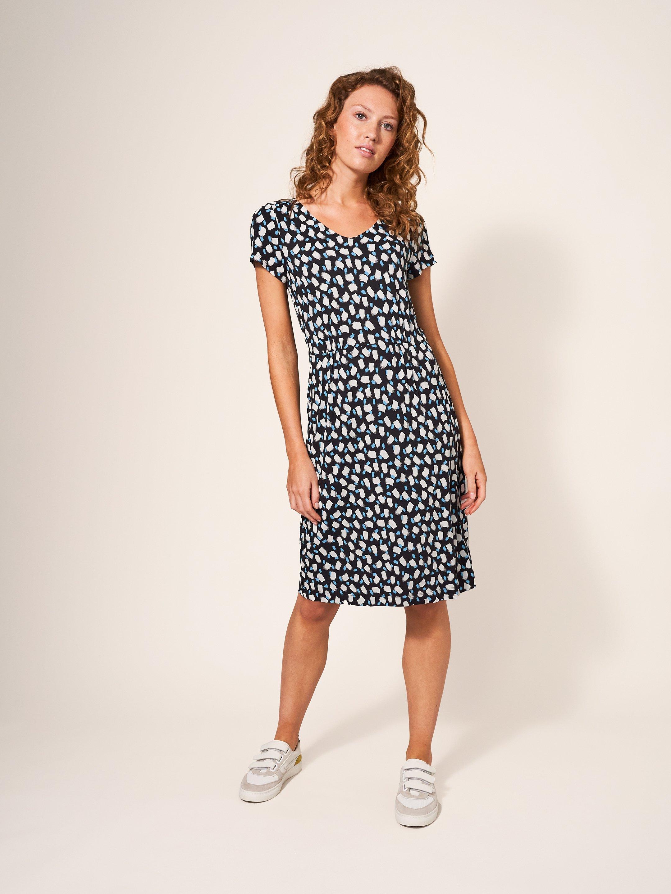 Tallie Midi Jersey Dress in BLK MLT - MODEL FRONT
