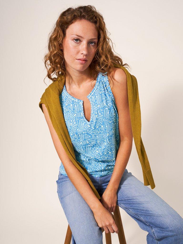 LAILA PRINT VEST in BLUE MLT - MODEL DETAIL