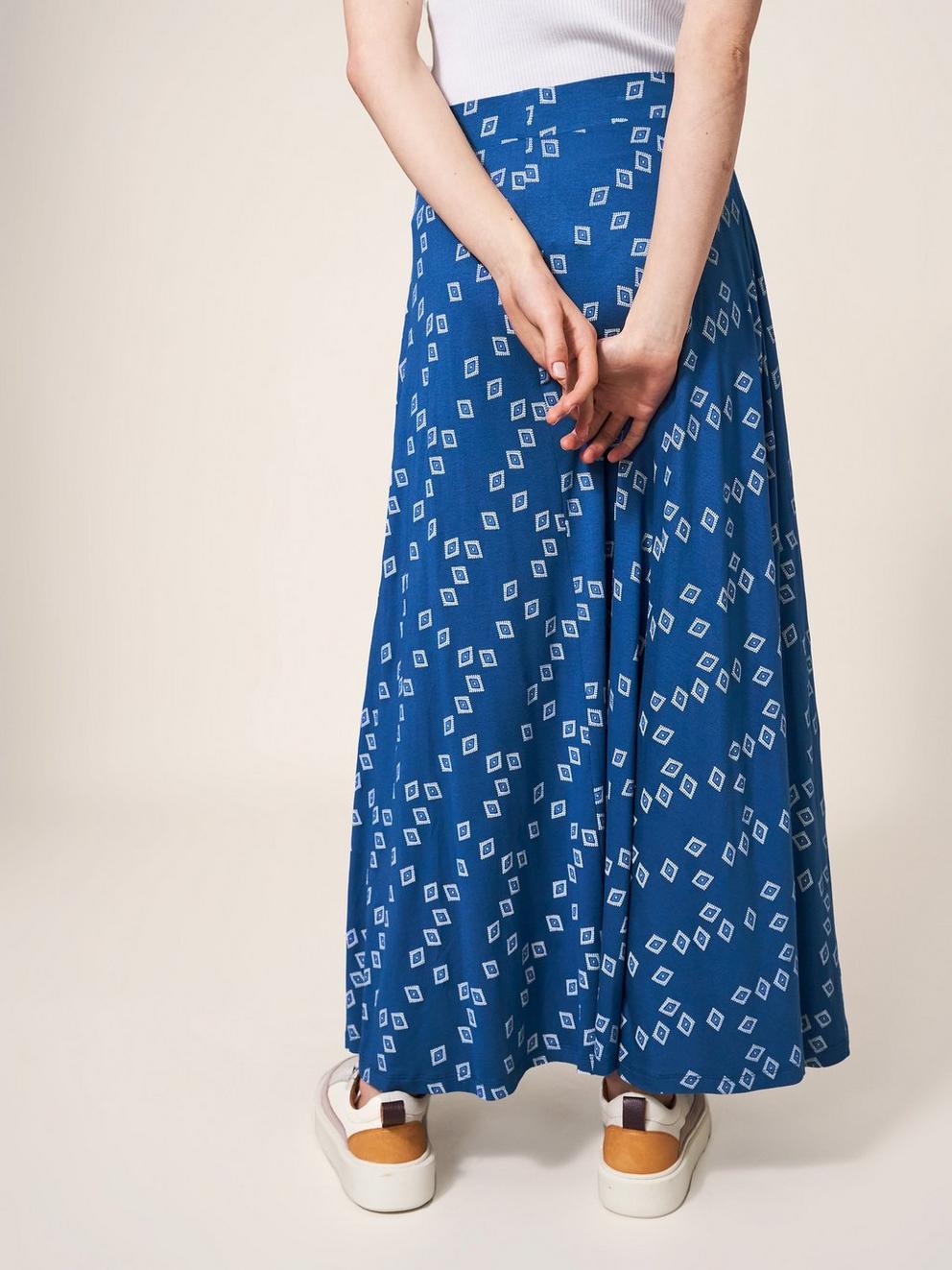 Jada Maxi Skirt Jersey in NAVY MULTI - MODEL BACK