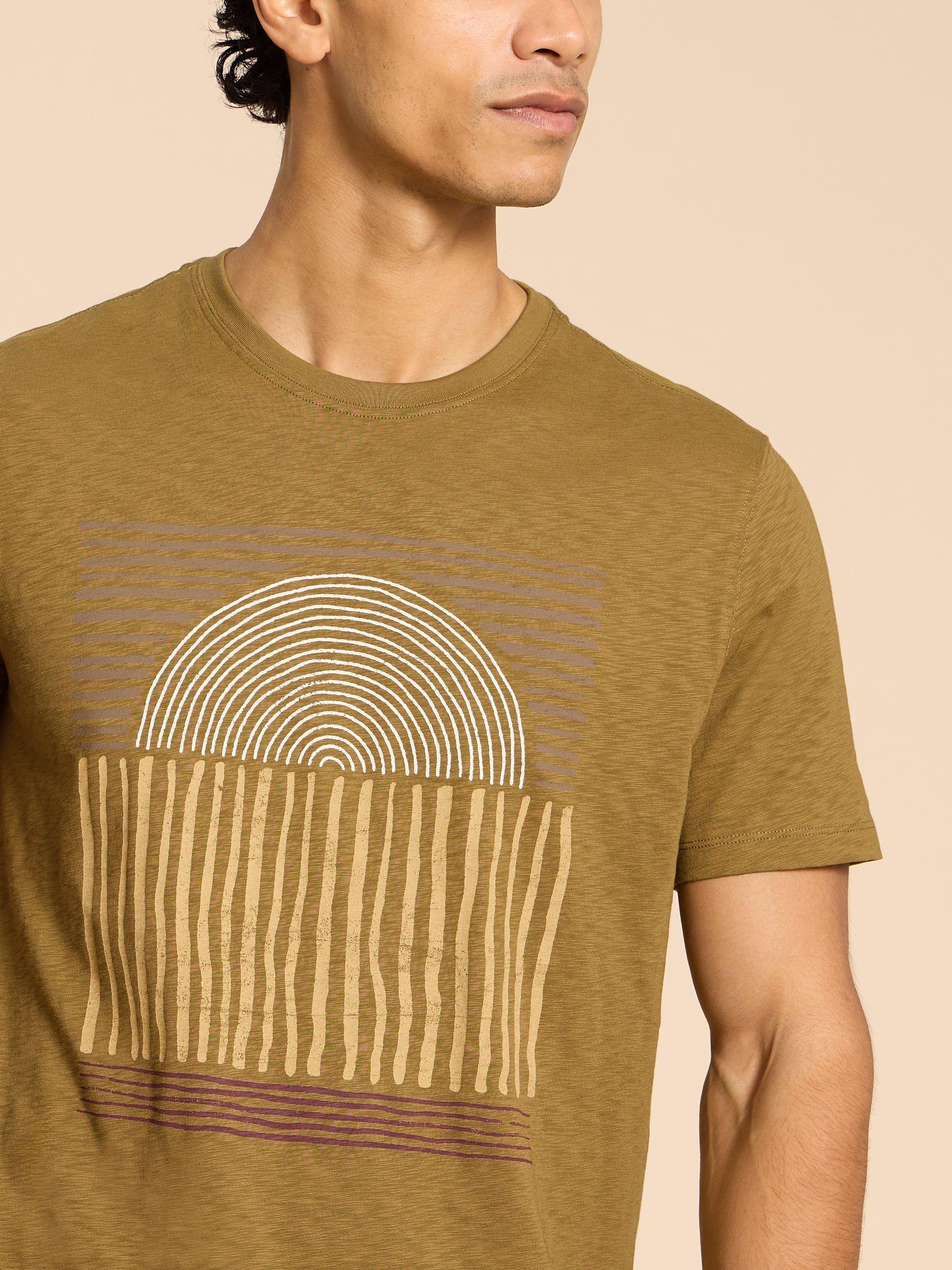 Abstract Sun Graphic Tee in GREEN PR - MODEL DETAIL