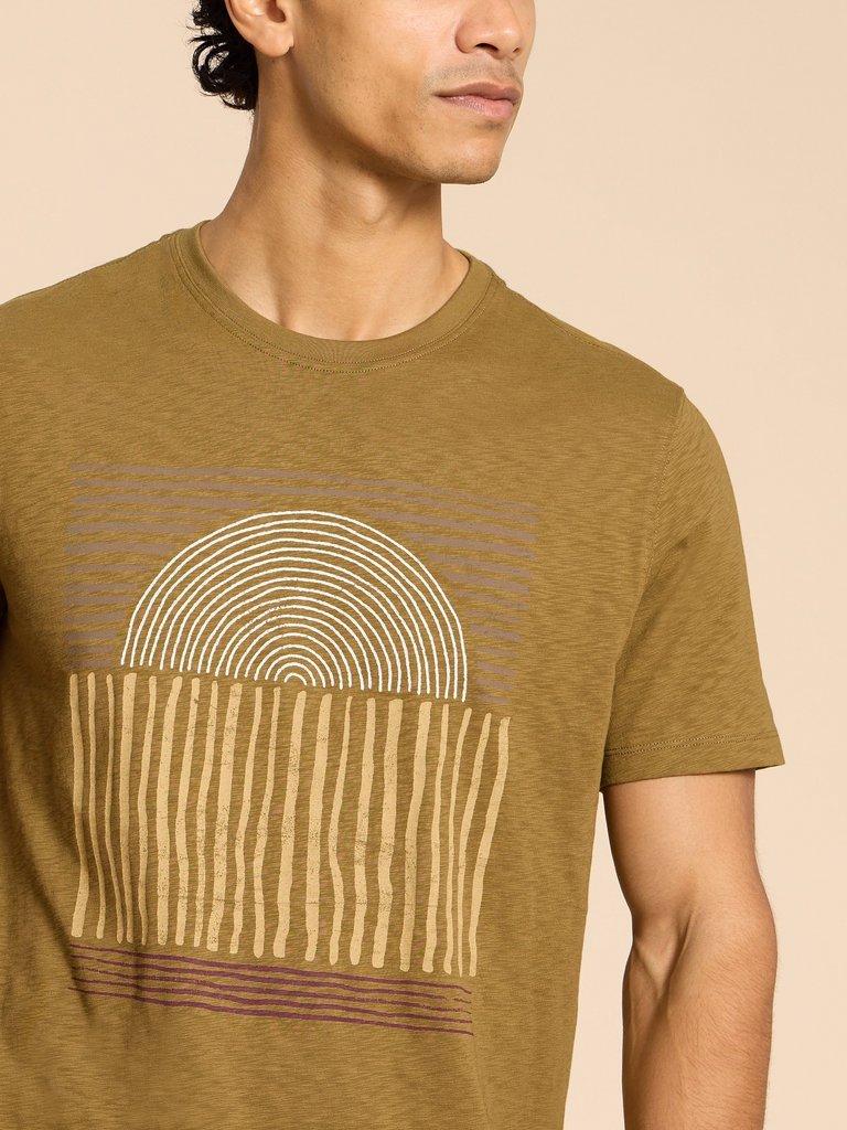 Abstract Sun Graphic Tee in GREEN PR - MODEL DETAIL