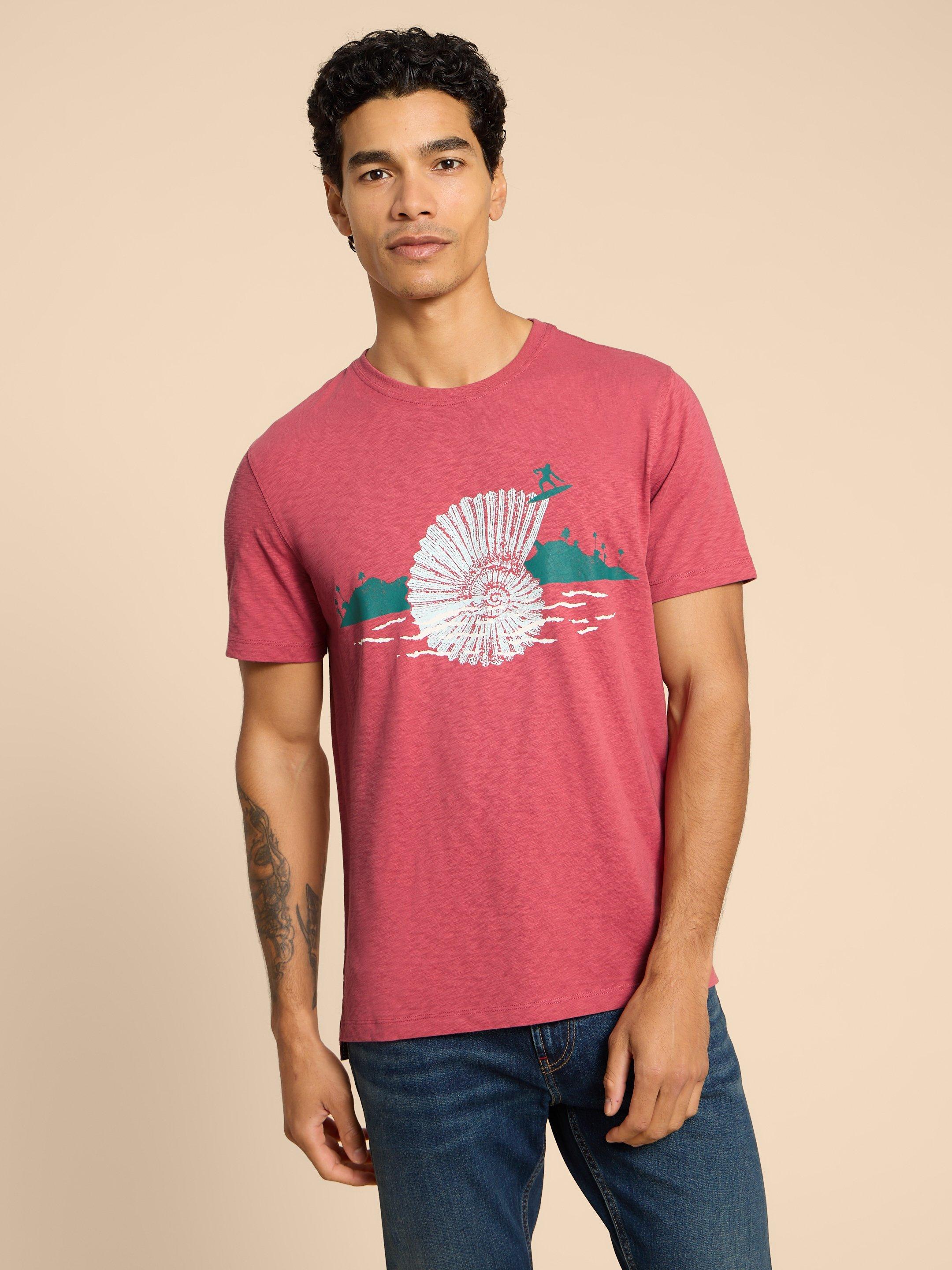 Surf Shell Graphic Tee in CORAL PR - LIFESTYLE